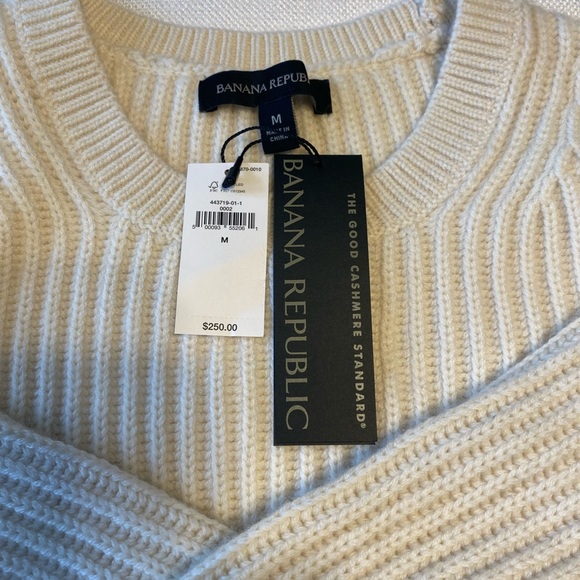 Banana Republic cropped chunky merino cashmere sweater. - Picture 3 of 11